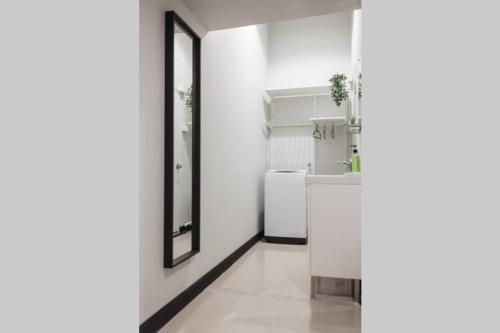 曼谷S1 Large Duplex Silom 3 Beds, Full Kitchen WIFI的白色走廊设有镜子和水槽