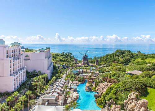 西归浦市济州乐天酒店的享有度假胜地的空中景致,以海洋为背景