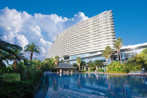 厦门厦门国际会议中心酒店的大楼前设有游泳池的酒店