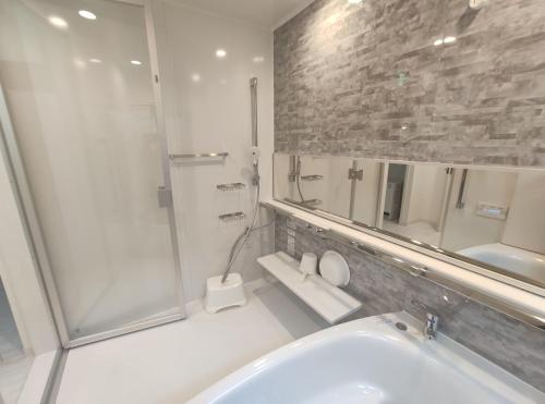 富良野Private House Naturwald的一间带水槽和镜子的浴室