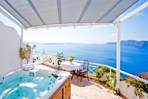 伊亚Alexander's Suites的海景阳台上的热水浴池