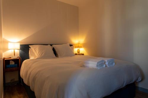 皮托Le « 24th » on Blum Square的卧室配有白色床和毛巾
