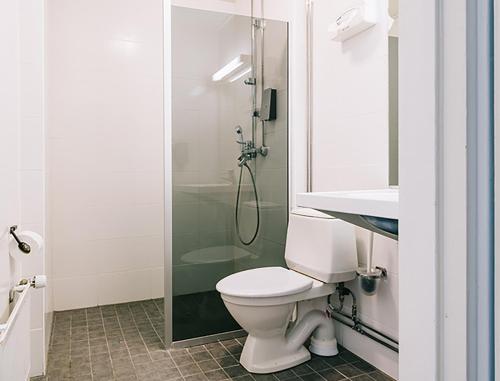 皮耶塔尔萨里Comfort Guesthouse的一间带卫生间和玻璃淋浴间的浴室