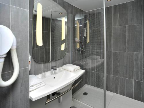 勒布伊勒皮宜必思酒店 - 勒皮昂沃莱中心的一间带水槽、淋浴和镜子的浴室