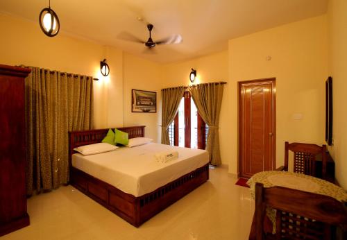 瓦尔卡拉Nirrvaan homestay的一间卧室设有一张床和一个窗口