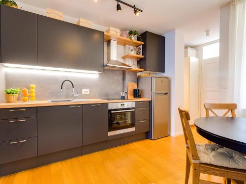波雷奇Bella Vista Premium Apartment的厨房配有不锈钢用具和桌子