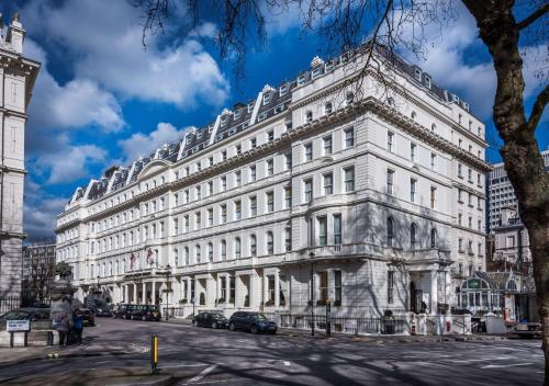 伦敦Corus Hyde Park Hotel的街道边的白色大建筑