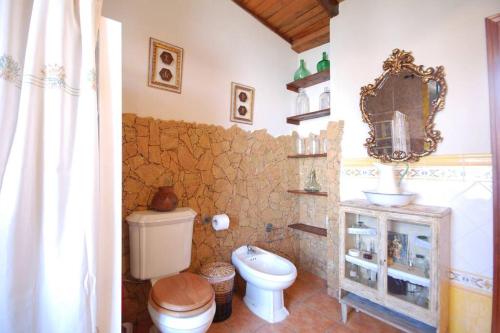 特罗尔Casa Verodes的一间带卫生间、水槽和镜子的浴室