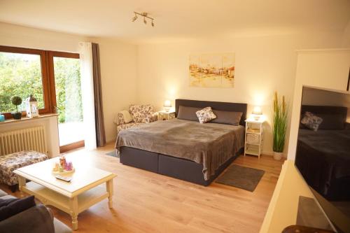 巴特贝特里希Haus zur Sonne的一间卧室设有一张床和一间客厅。