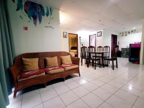 邦咯Sea & Wave #2 Coral Bay Apartment的客厅配有沙发和桌椅