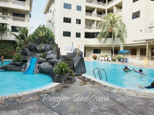 邦咯Sea & Wave #2 Coral Bay Apartment的水中人聚在酒店的游泳池