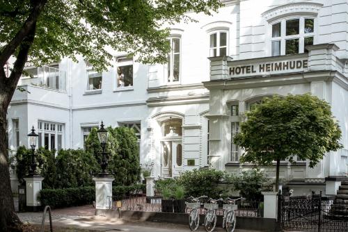 汉堡stilwerk Hotel Heimhude的白色的建筑,上面有读酒店海尼曼的标志