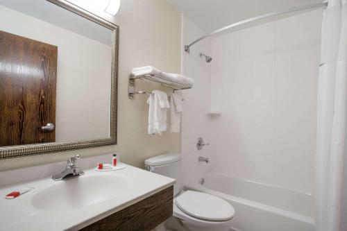 大学公园市华盛顿特区大学园速8酒店的一间带水槽、卫生间和镜子的浴室
