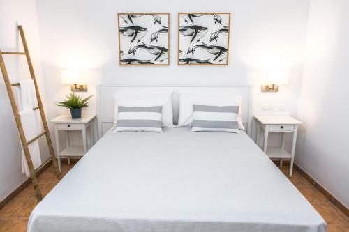RVHotels Sea Club Menorca客房内的一张或多张床位