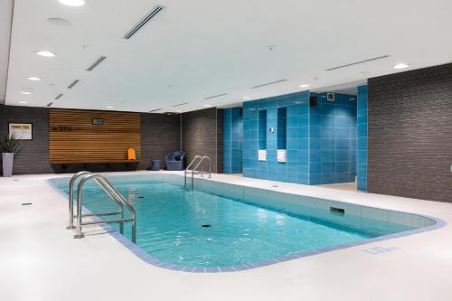 魁北克市劳里尔堡酒店的蓝色瓷砖建筑中的一个大型游泳池
