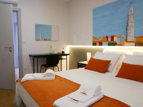 加亚新城Serra do Pilar Porto Suites的酒店客房,配有两张带毛巾的床