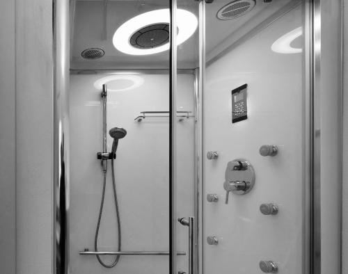 卡帕尔比奥Orti di Capalbio的带淋浴的浴室,带玻璃门