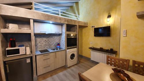 昆卡Cuencaloft Casa Azafranes VUT的小厨房配有高架床和微波炉