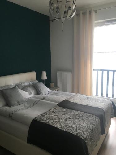 什切青SWING的一间卧室设有一张大床和绿色的墙壁