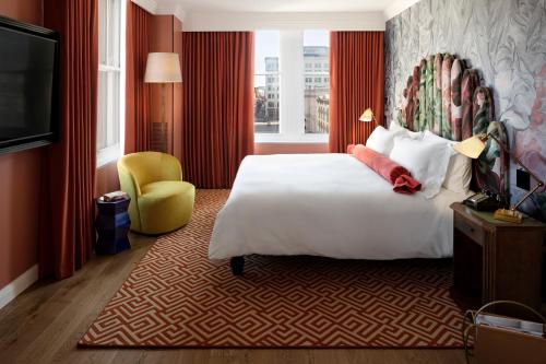 华盛顿Riggs Washington DC的酒店客房,配有床和电视