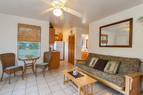 利胡埃Malu Kauai, a Beautiful Kauai Cottage 1 Mile from Kalapaki Beach home的客厅配有沙发和桌子