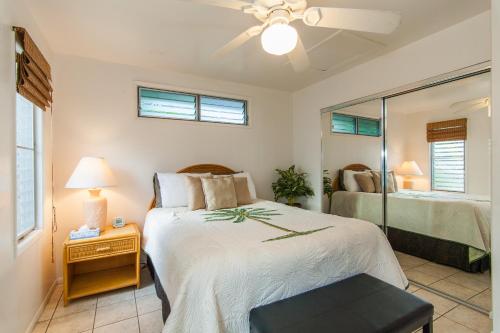 利胡埃Malu Kauai, a Beautiful Kauai Cottage 1 Mile from Kalapaki Beach home的一间卧室配有一张床和镜子