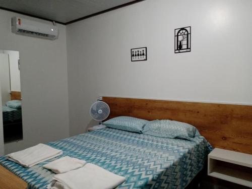 圣塔伦Imóveis Por Temporada em Santarém no Pará的一间卧室配有一张带蓝色棉被的床