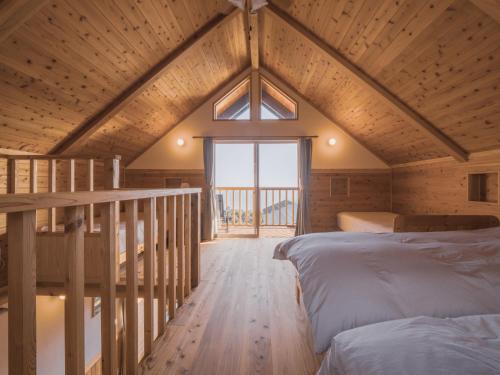 TIDA Resort Yakushima 旧 屋久島海の胡汀路てぃーだ客房内的一张或多张床位