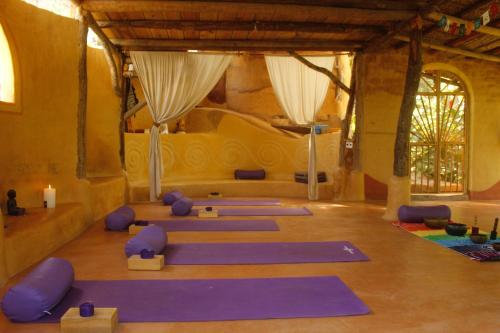 米卡Sol de Minca Eco Lodge的一间有紫色瑜伽垫的房间