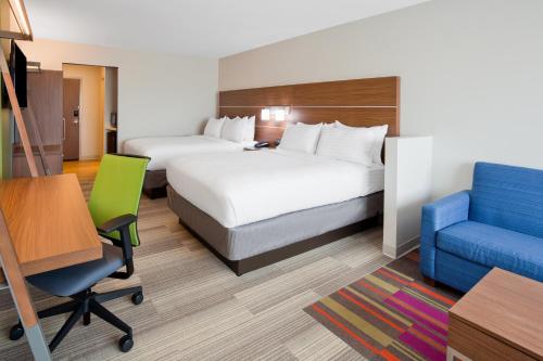 Holiday Inn Express and Suites Des Moines Downtown, an IHG Hotel客房内的一张或多张床位