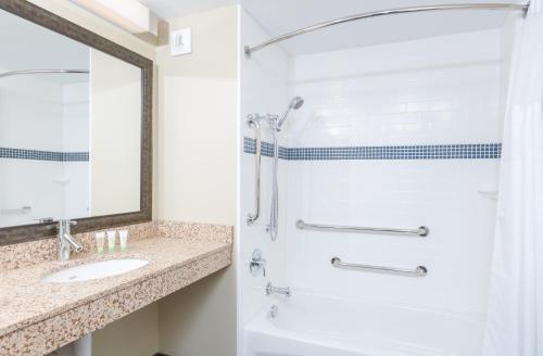 西雅图西雅图弗里蒙特驻桥套房酒店的带淋浴和盥洗盆的浴室