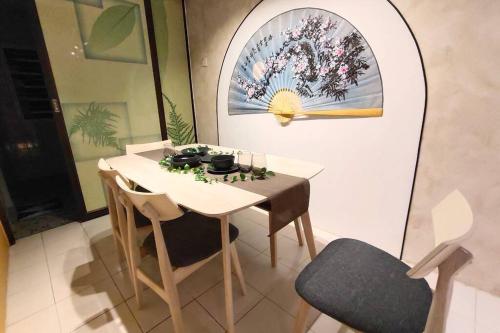 古来Kulai Dream Homestay 4room 16pax @near Kulai Aeon, JPO, Senai Airport, Legoland的一间配备有白色桌椅的用餐室