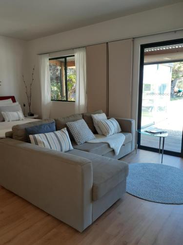 古尔瓦海雯木屋的带沙发和床的客厅以及窗户。