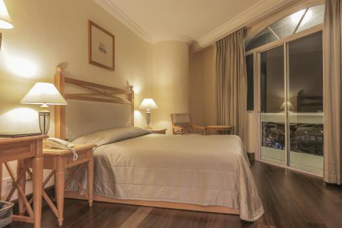 The Grand Dame Hotel客房内的一张或多张床位