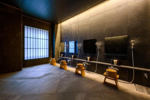 高山HOTEL WOOD TAKAYAMA的浴室墙上有排尿道