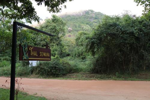 锡吉里亚Thal Sewana Home Stay的土路上山站的标志