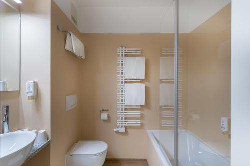 施托克劳 斯托克劳城市酒店的浴室配有卫生间、盥洗盆和淋浴。