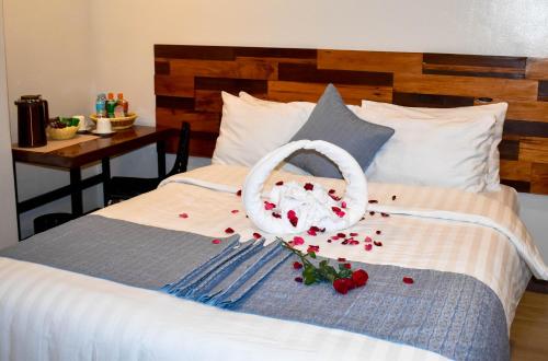 拉瓦格Hotel Lourdes的一张带篮子和玫瑰的床