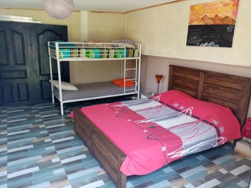 锡拉奥Ti case en l'air的一间卧室配有一张床和一张双层床。