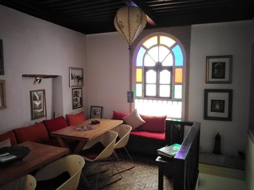 索维拉达尔伊尔帕科酒店的带沙发、桌子和窗户的客厅