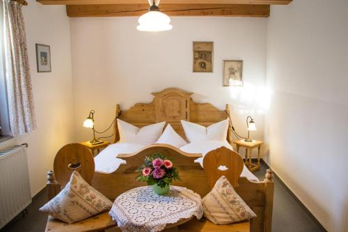 罗滕堡格柏豪斯酒店的一间卧室配有一张床和一张花瓶桌子