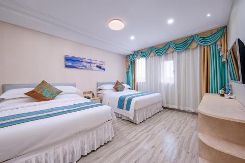 广州广州白云机场弗丽达大酒店的酒店客房设有两张床和窗户。