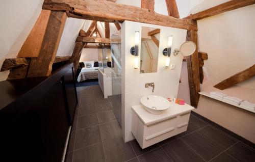 芬洛彼尔德伯格酒店的一间带水槽和镜子的浴室