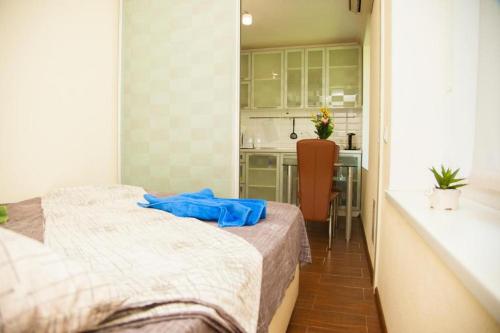 扎波罗热2 Rooms Luxury Apartment on Divnogorskaya 13 Street的小房间设有床和厨房