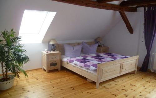 SallgastAuszeit-Landleben Domizil的一间卧室配有一张带紫色枕头的床和窗户。