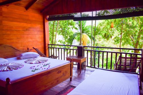 基图尔格勒椽子度假村的一间卧室设有一张床和一个美景阳台