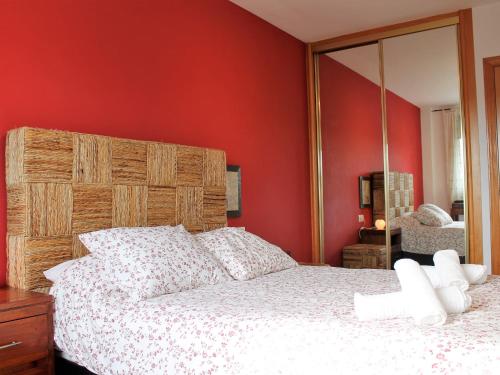 卡拉费尔Suitur beach apartment with pool的一间卧室配有一张大床和镜子