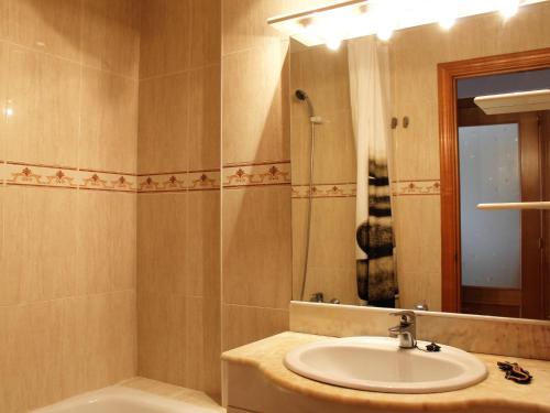 卡拉费尔Suitur beach apartment with pool的一间带水槽和镜子的浴室