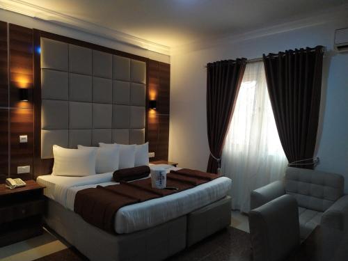 莱基Presken Hotels @ Freedom Way, Lekki的酒店客房,配有床和沙发