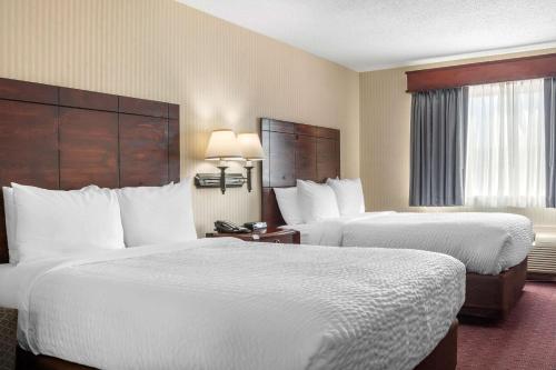 Clarion Hotel & Suites客房内的一张或多张床位